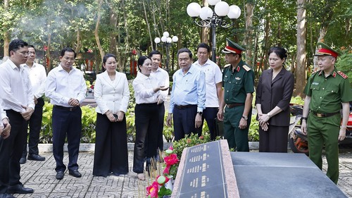 Chủ tịch Quốc hội Trần Thanh Mẫn dâng hương tại Nghĩa trang Liệt sĩ Long Điền Đất Đỏ
