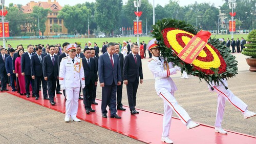 Ban Chấp hành Trung ương Đảng vào Lăng viếng Chủ tịch Hồ Chí Minh