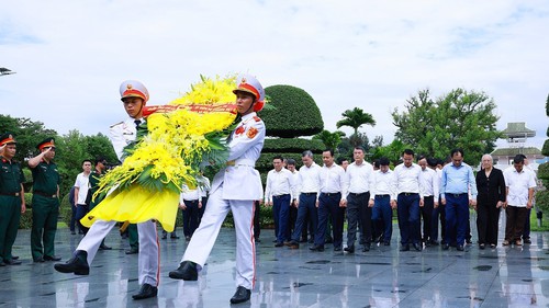 Thủ tướng dâng hương tưởng niệm các Anh hùng liệt sĩ tại Điện Biên