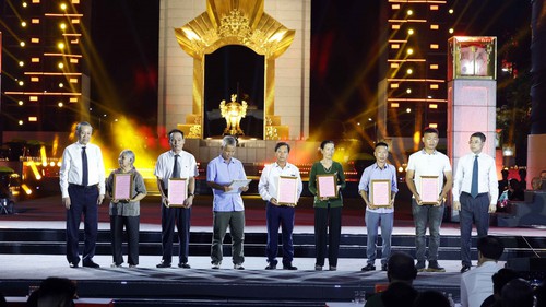 Xúc động cầu truyền hình "Sao sáng dẫn đường" tri ân các anh hùng liệt sĩ