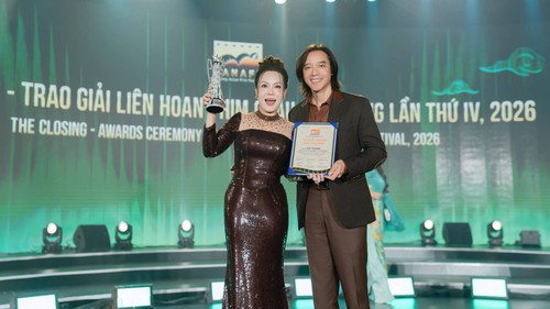 DANAFF IV: Ẵm giải "Nữ chính xuất sắc", Việt Hương đổi kế hoạch kỷ niệm 20 năm ngày cưới 