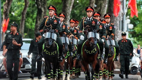 Đội hình Cảnh sát cơ động kỵ binh thu hút người dân trên đường phố Hà Nội