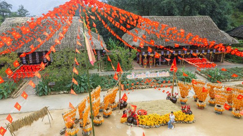 Dịp 2/9 này, lên Fansipan khám phá mùa vàng thổ cẩm, "săn" hoa xác pháo, dự lễ thượng cờ