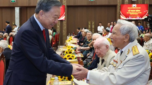Tổng Bí thư, Chủ tịch nước dự Lễ trao Huy hiệu Đảng tặng đảng viên lão thành ở Hà Nội