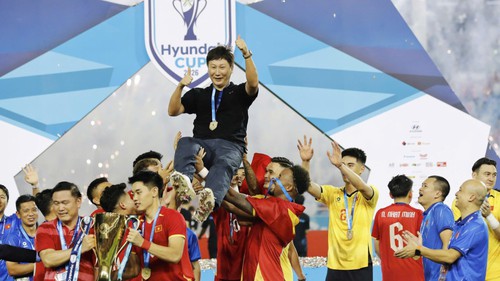 HLV Kim Sang Sik: Từ bị la ó ở Jeonbuk đến ‘Vua bóng đá Việt Nam’