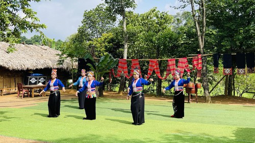 Không gian văn hoá đa sắc màu tại làng văn hóa du lịch các dân tộc Việt Nam