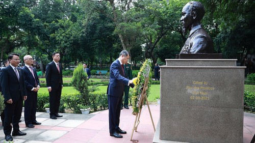 Thủ tướng Lê Minh Hưng dâng hương tại tượng Bác Hồ ở New Delhi