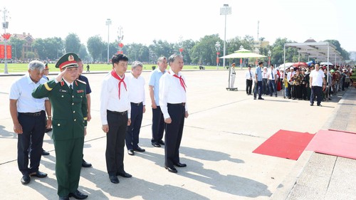 Tổng Bí thư, Chủ tịch nước Tô Lâm dâng hương tưởng nhớ Chủ tịch Hồ Chí Minh