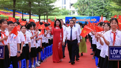 Bí thư Thành ủy Hà Nội dự Lễ khai giảng năm học mới tại Trường THCS Trần Duy Hưng