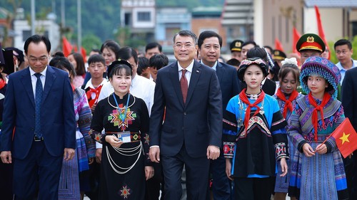 Thủ tướng dự Lễ khai giảng năm học mới tại Trường Phổ thông nội trú liên cấp Mường Khương