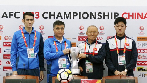 Xuân Trường trổ tài nói tiếng Anh cực đỉnh, HLV U23 Thái Lan từ chức