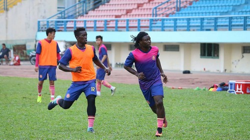 Thổi giá và đè giá cầu thủ Việt