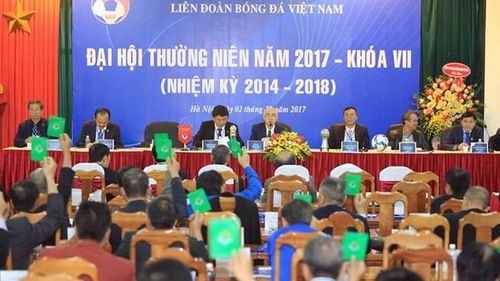 Sau ông Hùng, ai từ chức nữa? Giơ tay lên...