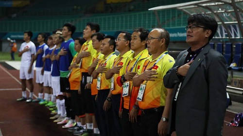 Phóng viên Hàn Quốc tò mò vì hành động của HLV Park Hang Seo