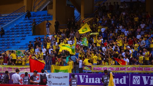 'Cháy' cùng CĐV SLNA trên sân Hàng Đẫy