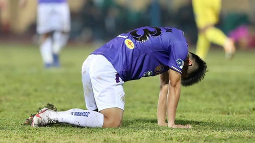 Hà Nội FC tố Nam Định tưới nước vào sân để phá lối chơi