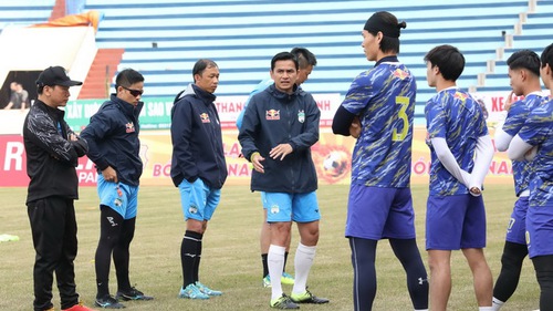 HLV Kiatisuk dương tính với COVID-19, không dẫn dắt HAGL đấu SLNA