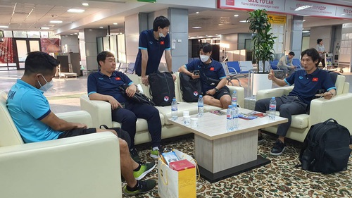 Chuyến bay trễ, U23 Việt Nam mệt mỏi khi đến Uzbekistan