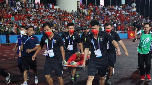 Văn Xuân sang Singapore phẫu thuật, cần 6 tháng để quay lại sân cỏ