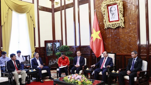 Chủ tịch nước tiếp hai HLV Park Hang Seo và Mai Đức Chung