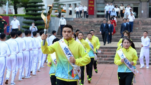 Lửa thiêng SEA Games đã được rước về sân Mỹ Đình