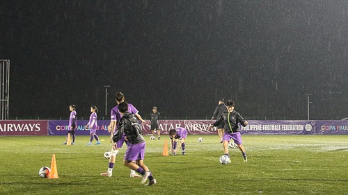 Tuyển nữ Việt Nam tập trong mưa tại Philippines