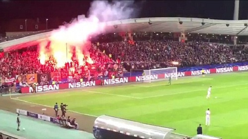 SỐC: CĐV Spartak ném pháo sáng như... tên lửa, suýt 'hạ' trọng tài