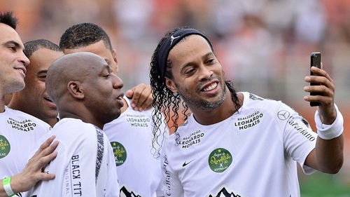 KHÔNG TƯỞNG: Ronaldinho ghi bàn từ cự ly phải đến 55m