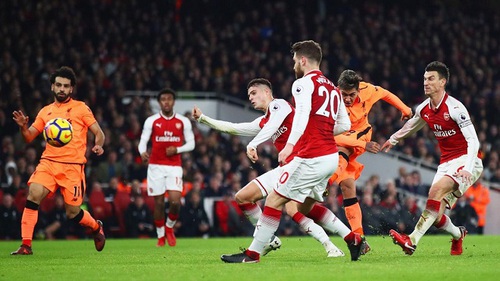 CĐV Arsenal như 'phát điên' khi Pháo thủ chọc thủng lưới Liverpool 3 lần trong 5 phút