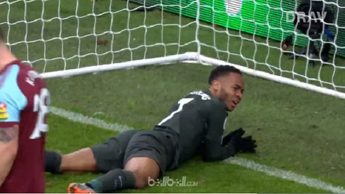 Sterling 'đá ra ngoài khó hơn đá vào trong', bị CĐV gọi là 'Tù trưởng'