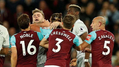 Pogba và Mark Noble ‘chiến’ nhau nảy lửa rồi lại làm hòa như... người yêu