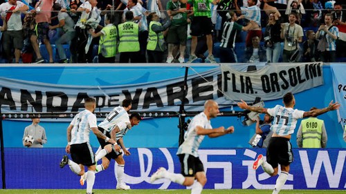 Messi và Rojo ghi bàn đưa Argentina thoát hiểm kịch tính, gặp Pháp ở vòng 1/8