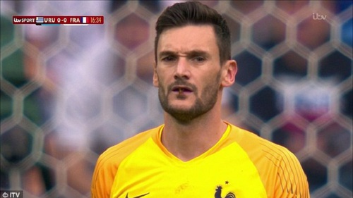 Hugo Lloris suýt... nuốt chửng chuồn chuồn trong trận đấu với Uruguay