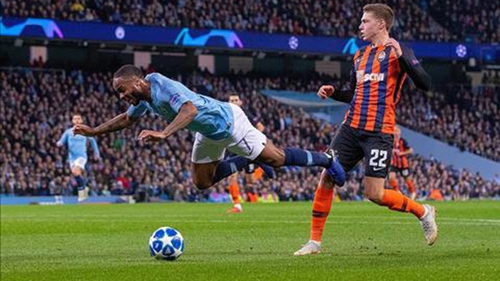 Sterling chơi đẹp, xin lỗi vì đã kiếm về quả 11m 'không đáng có' cho Man City