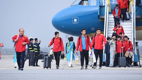 Video: ĐTVN về nước trong vòng tay của người hâm mộ