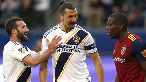 Ibrahimovic gây sốc với ăn mừng khiêu khích thẳng mặt đối thủ ở giải MLS