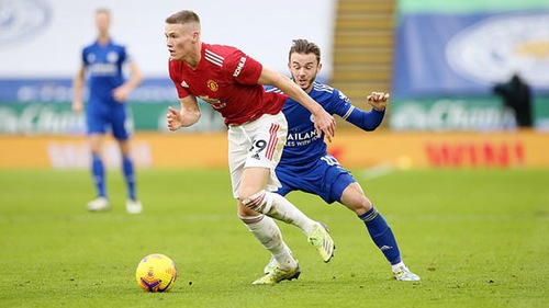 Scholes chê McTominay "thực hiện giãn cách xã hội hơi quá"