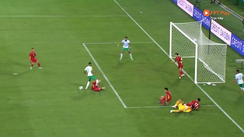 Trọng tài quá nặng tay khi phạt penalty Việt Nam và đuổi Duy Mạnh?