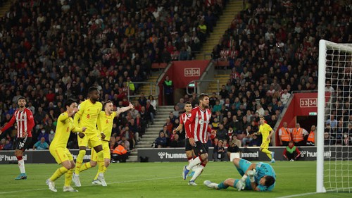 Southampton 1-2 Liverpool: Ngược dòng ngoạn mục, Liverpool đua vô địch tới vòng cuối