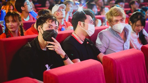 Văn Toàn chăm chú cổ vũ trong ngày Liên Quân Mobile ra quân