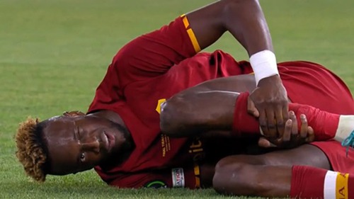 Abraham gây sốc khi câu giờ rồi nháy mắt với Mourinho