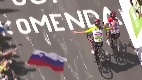 Hai cua-rơ chơi... oẳn tù tì để xác định người vô địch