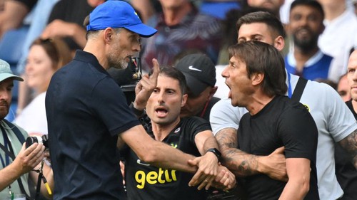 CĐV chia rẽ về màn đấu khẩu căng thẳng giữa Tuchel và Conte