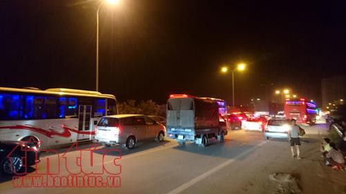 Nghỉ lễ 30/4 - 1/5: Hành khách bị nhồi nhét, ùn ứ tại bến xe