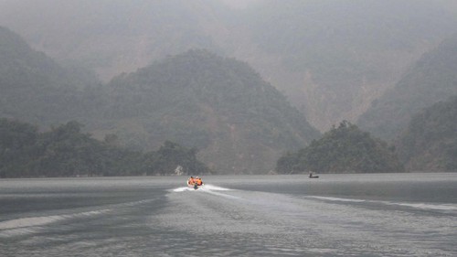 Tàu cuốc rầm rộ hút cát trên sông Đà, người dân chặn giữ xe doanh nghiệp