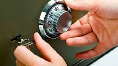 Giao cả két sắt cho ô-sin