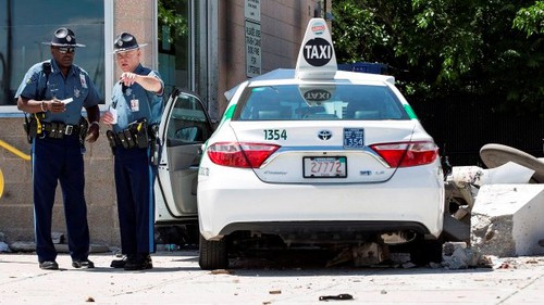 Mỹ: Taxi đâm vào đám đông, 10 người bị thương