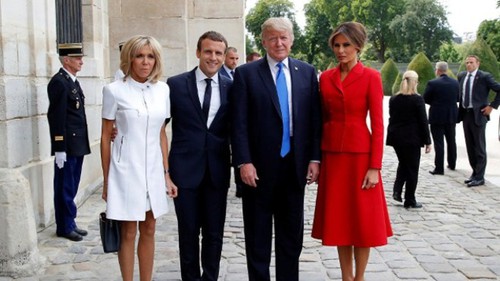 Trang phục 'nữ y tá' của Đệ nhất phu nhân Pháp Macron gây tranh cãi