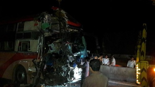Xe khách giường nằm tông nhau, 3 người chết, nhiều người bị thương