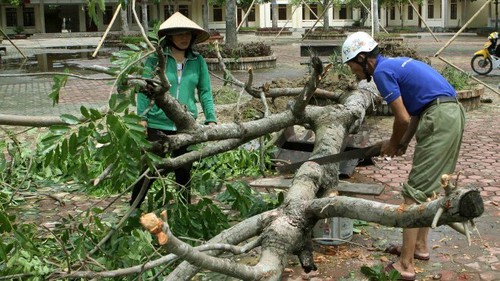 Dân Hà Tĩnh hối hả dọn dẹp, khắc phục hậu quả bão số 10